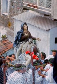 nocera-terinese-cz-1973-la-processione-della-madonna-addolorata-il-rito-dei-vattienti_30351315373_o.jpg