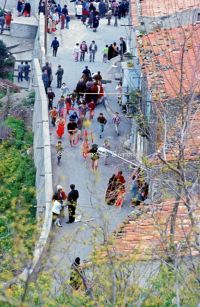 nocera-terinese-cz-1973-la-processione-della-madonna-addolorata-il-rito-dei-vattienti_30351318873_o.jpg