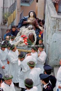 nocera-terinese-cz-1973-la-processione-della-madonna-addolorata-il-rito-dei-vattienti_30791089810_o.jpg