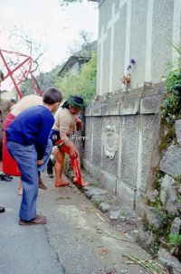 nocera-terinese-cz-1973-la-processione-della-madonna-addolorata-il-rito-dei-vattienti_30969881631_o.jpg