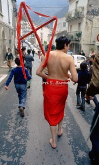 nocera-terinese-cz-1973-la-processione-della-madonna-addolorata-il-rito-dei-vattienti_31048324676_o.jpg