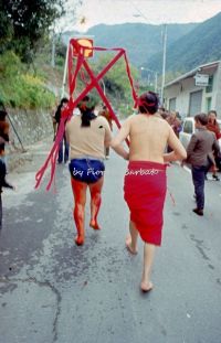 nocera-terinese-cz-1973-la-processione-della-madonna-addolorata-il-rito-dei-vattienti_31048328626_o.jpg