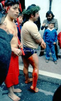 nocera-terinese-cz-1973-la-processione-della-madonna-addolorata-il-rito-dei-vattienti_31084064475_o.jpg