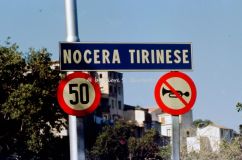 nocera-terinese-cz-1973-la-processione-della-madonna-addolorata-il-rito-dei-vattienti_31084106775_o.jpg