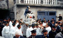 nocera-terinese-cz-1973-la-processione-della-madonna-addolorata-il-rito-dei-vattienti_31122762276_o.jpg