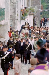 nocera-terinese-cz-1973-la-processione-della-madonna-addolorata-il-rito-dei-vattienti_31122825876_o.jpg