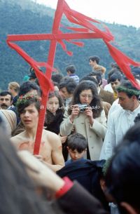 nocera-terinese-cz-1973-la-processione-della-madonna-addolorata-il-rito-dei-vattienti_31158728695_o.jpg