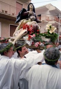 Nocera-Terinese-1985-processione-dellAddolorata-10-702x1024.jpg