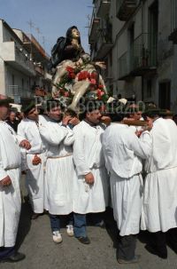 Nocera-Terinese-1985-processione-dellAddolorata-7-676x1024.jpg