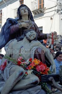 Nocera-Terinese-1986-processione-dellAddolorata-4-679x1024.jpg